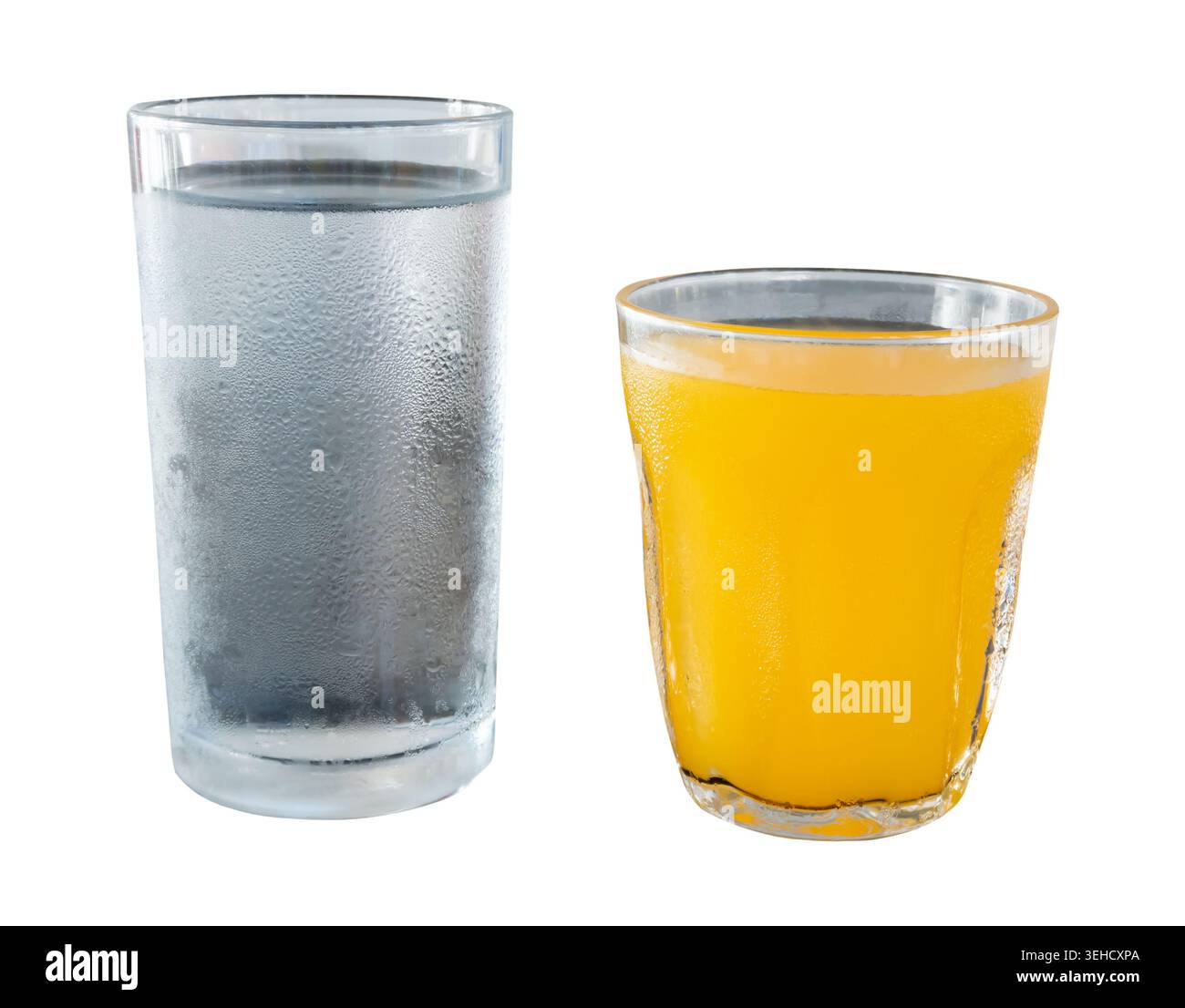 Ein Satz Trinkwasser und Orangensaft in transparentem Glat ist auf weißem Hintergrund mit Beschneidungspfad isoliert. Stockfoto