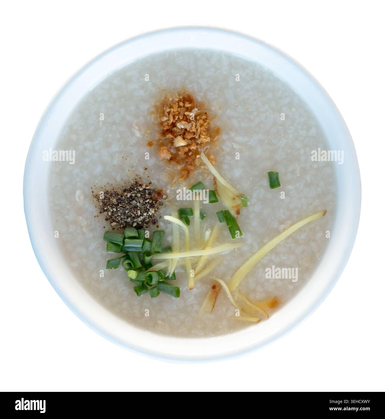 Blick von oben auf Reisbrei oder Reissuppe oder gekochten Reis mit Gewürzen und Hühnerfleisch in der weißen Schüssel ist isoliert auf weißem Hintergrund mit Schnittpfad. Stockfoto