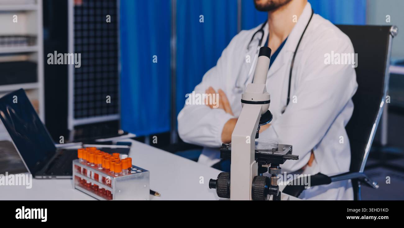 Attraktive Student der Chemie in Labor Stockfoto