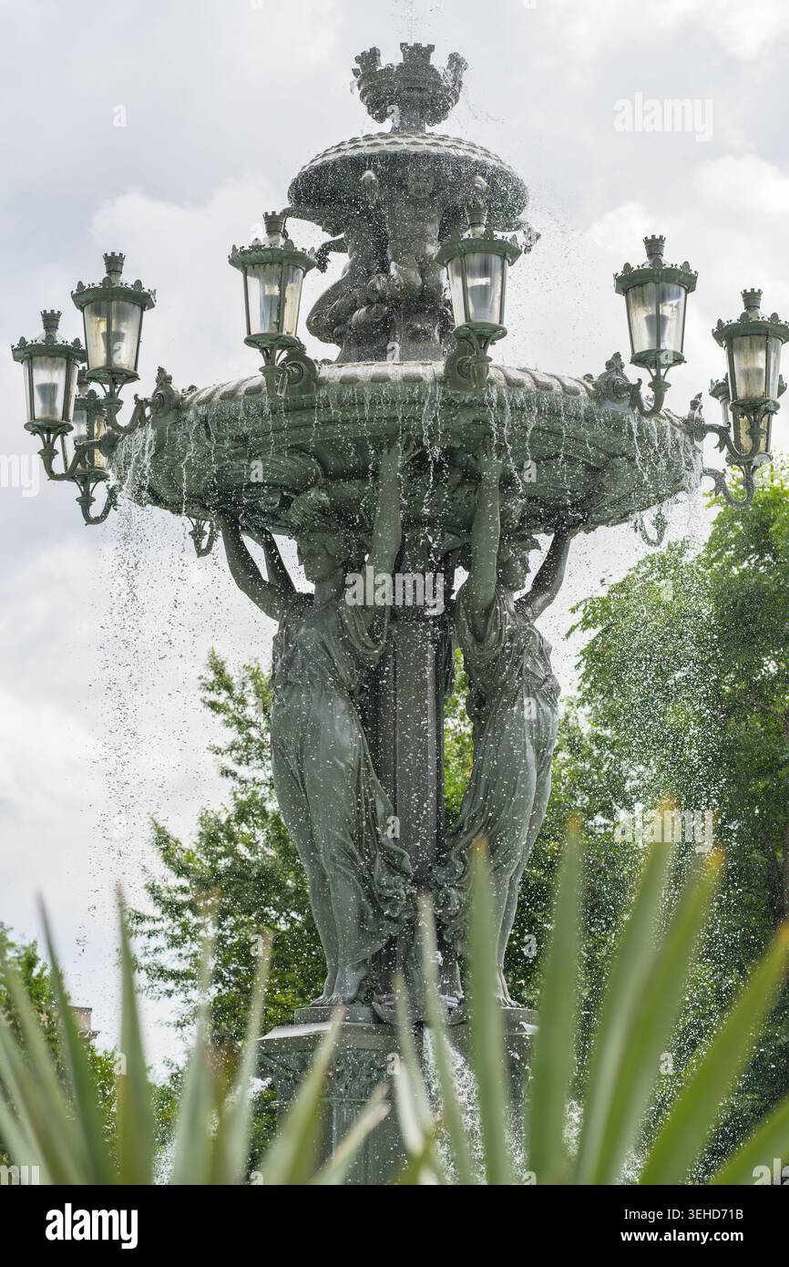 Washington D.C., USA - 22. Mai 2025. Reich geschmückter Stadtbrunnen umgeben von Grün und bunten Blumen in der Hauptstadt. Stockfoto