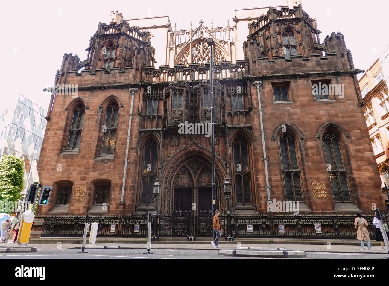 Die historische neogotische Fassade der John Rylands Library in Deansgate im Stadtzentrum von Manchester, England, Großbritannien Stockfoto