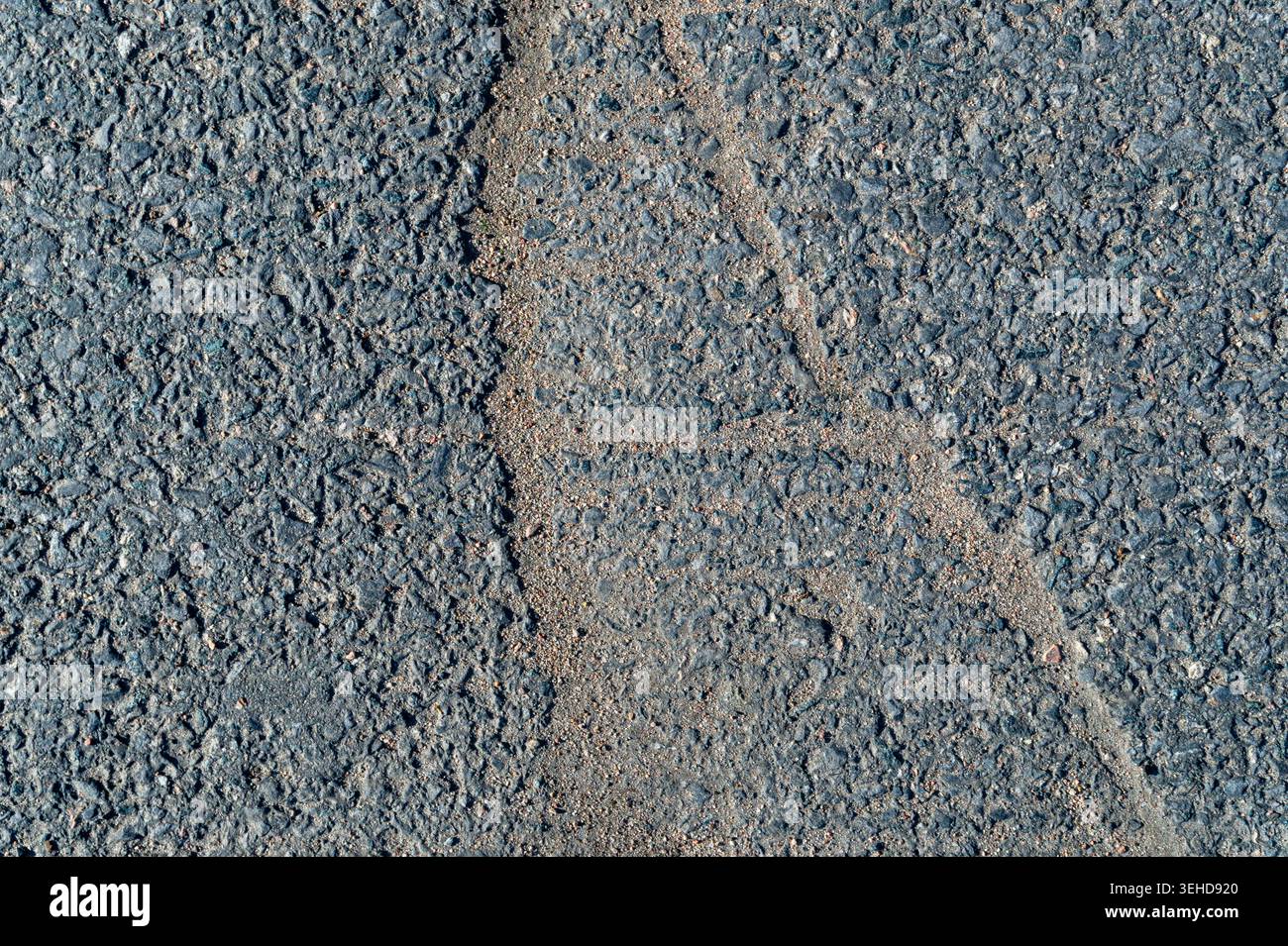 Blick von oben auf beschädigte Asphaltbeläge mit vertikaler Rissstruktur Stockfoto