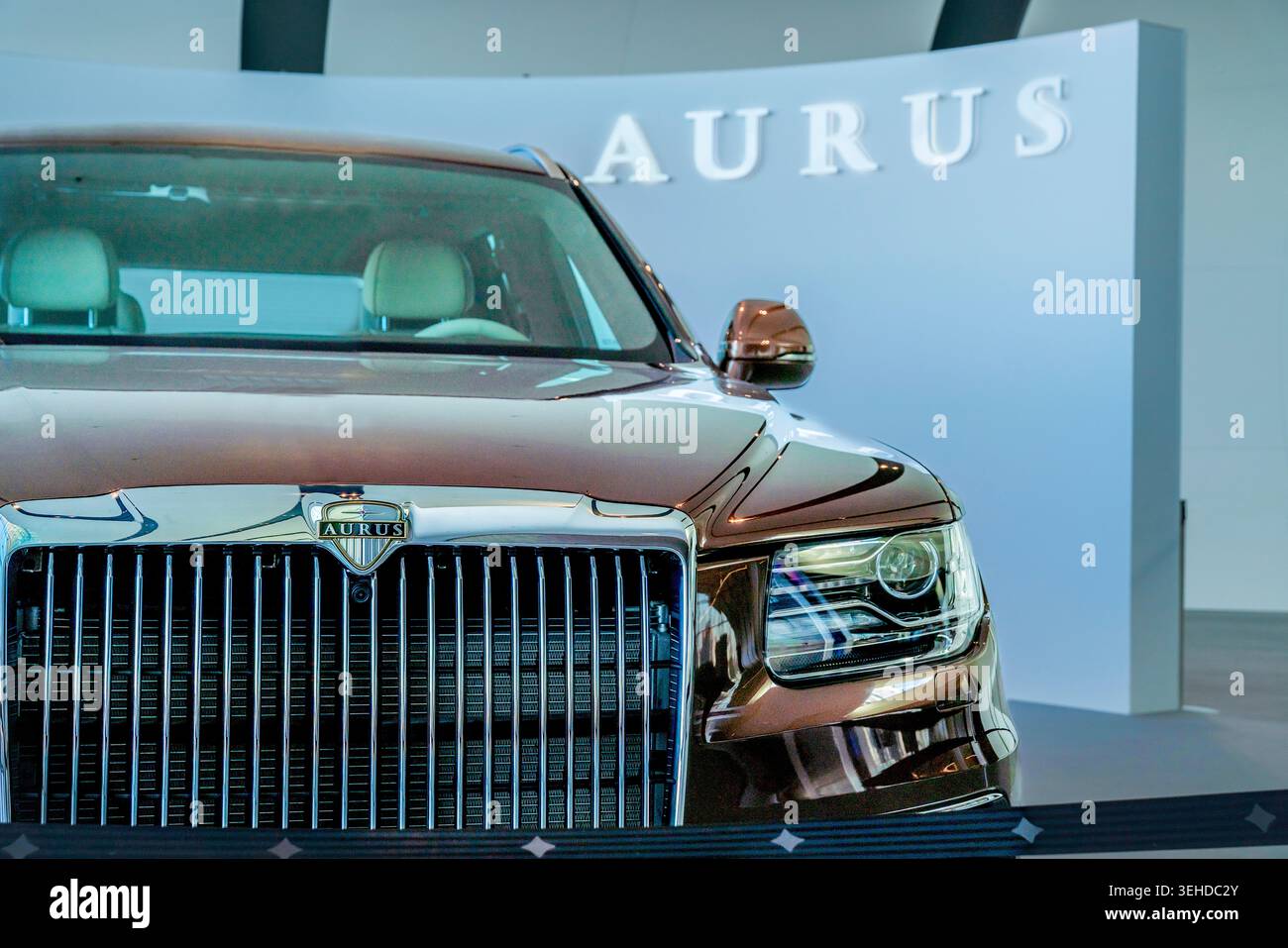 A St. Peterburg, Russland - 27.10.2025, Executive Car, Aurus SUV, Automodellausstellung, Auto auf der Ausstellung, Chromheizkörper, schönes Auto Stockfoto