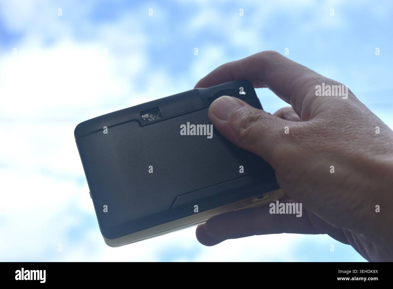 Handfotografie mit manueller Kompaktkamera mit hellem Himmel Hintergrund und Textur Stockfoto
