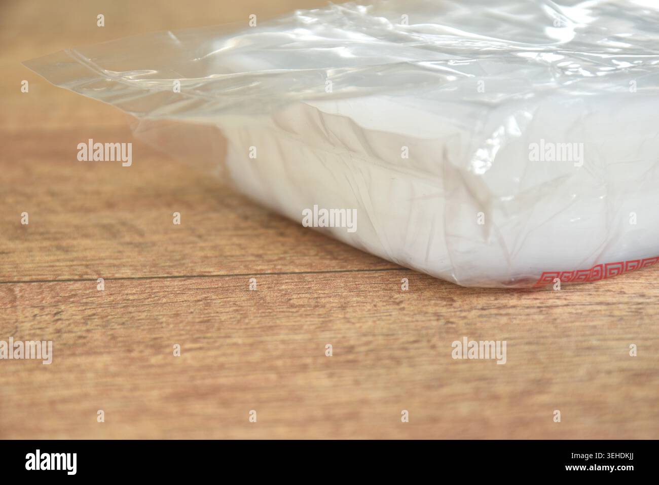 Transparente Plastiktüten, die auf dem Tisch angeordnet sind Stockfoto