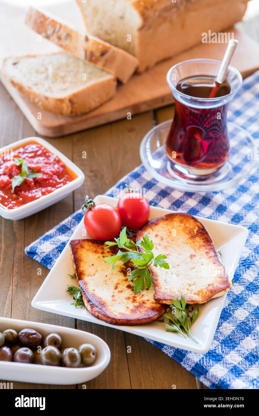 Halloumi-Käse auf einem Teller serviert, traditioneller zypernischer halbharter Käse mit gegrillter goldener Oberfläche und reichhaltiger Textur, mediterranes Essen Stockfoto