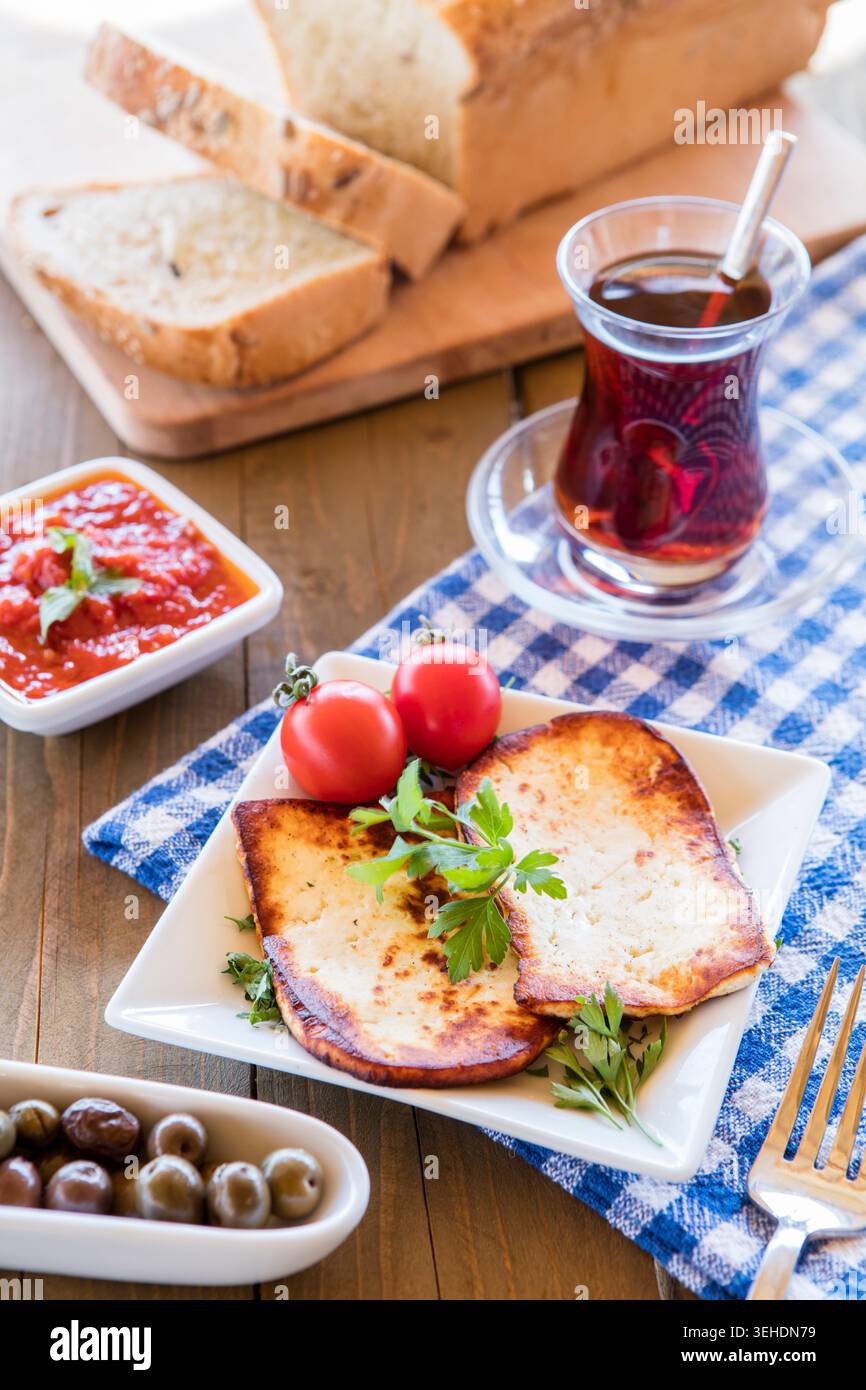 Halloumi-Käse auf einem Teller serviert, traditioneller zypernischer halbharter Käse mit gegrillter goldener Oberfläche und reichhaltiger Textur, mediterranes Essen Stockfoto