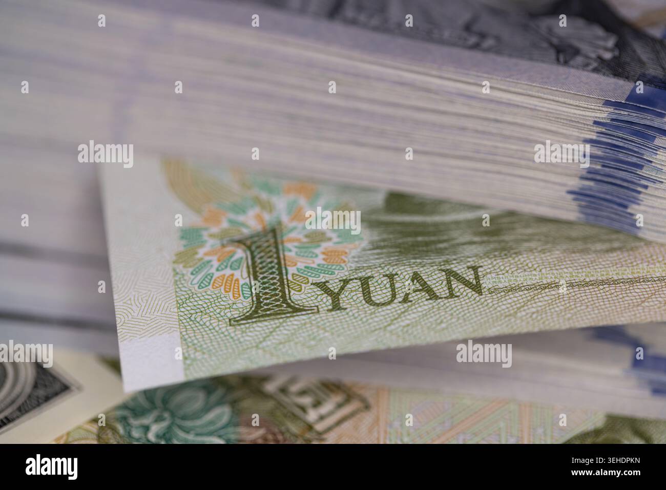 Chinesische Yuan-Renminbi- und US-Dollar-Banknoten im globalen Devisenwechsel-Finanzkonzept Stockfoto
