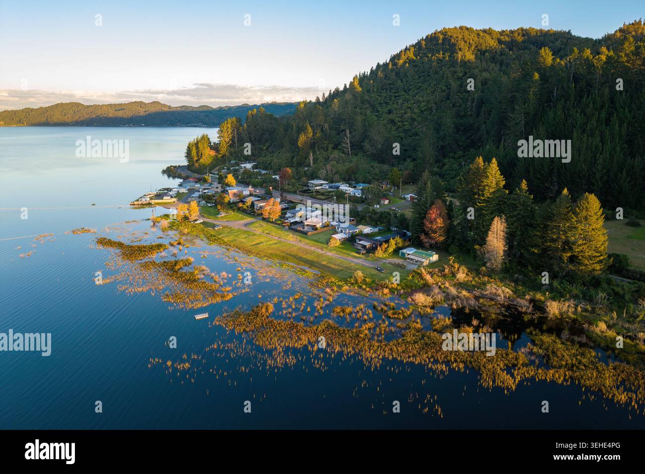 Lake Rotoma, ein kleines Dorf am gleichnamigen See in der Gegend von Rotorua, Neuseeland. Blick aus der Vogelperspektive bei Sonnenuntergang Stockfoto