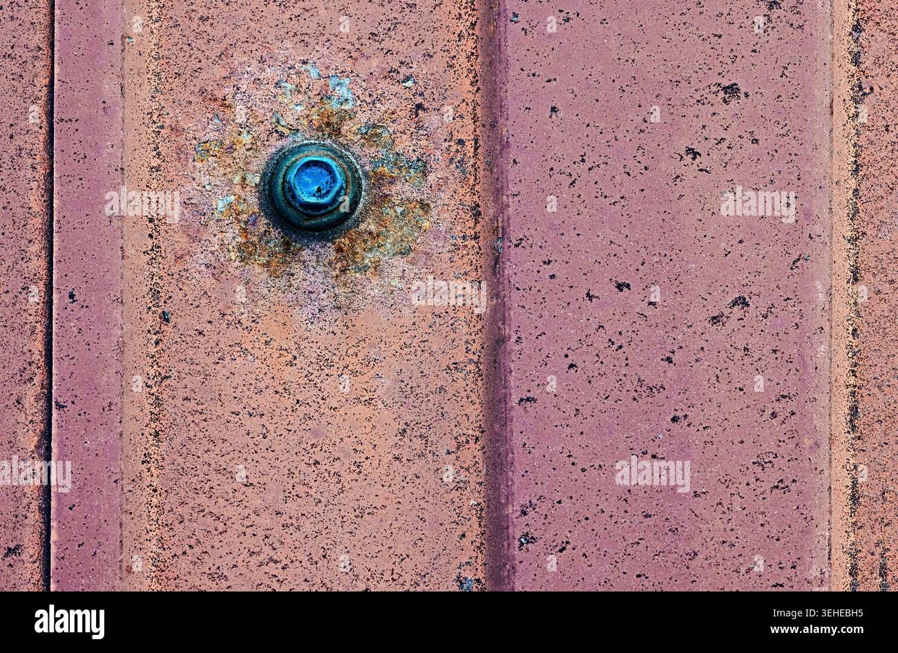 Nahaufnahme einer verwitterten Terrakotta-Dachziegel mit blauer Schraube, strukturierter Oberfläche, Flecken und rustikalen architektonischen Details für Bau oder Hinterbau Stockfoto