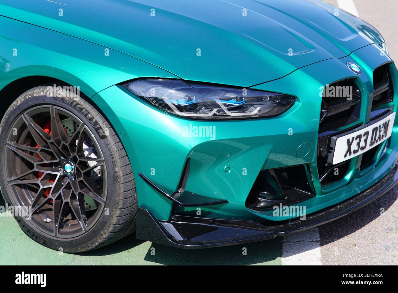 Der BMW M2 in leuchtendem Blau auf der PistonHeads-Automesse in Brighton, England. Stockfoto
