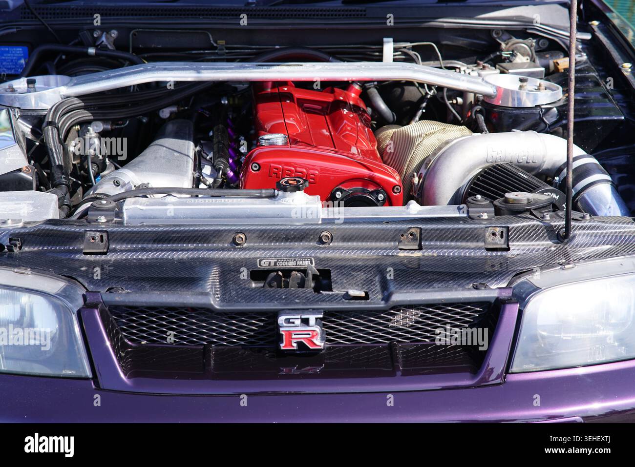 Der violette Nissan GT-R mit rotem Motorraum ist auf der PistonHeads Car Show in Brighton, England, geöffnet. Stockfoto