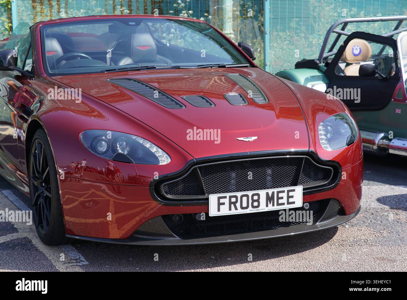 Red Aston Martin Cabriolet auf der PistonHeads Autoausstellung in Brighton, England. Stockfoto