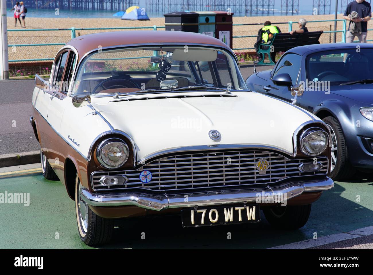 Klassischer zweifarbiger Ford in weiß und braun auf der PistonHeads-Autoausstellung in Brighton, England. Stockfoto