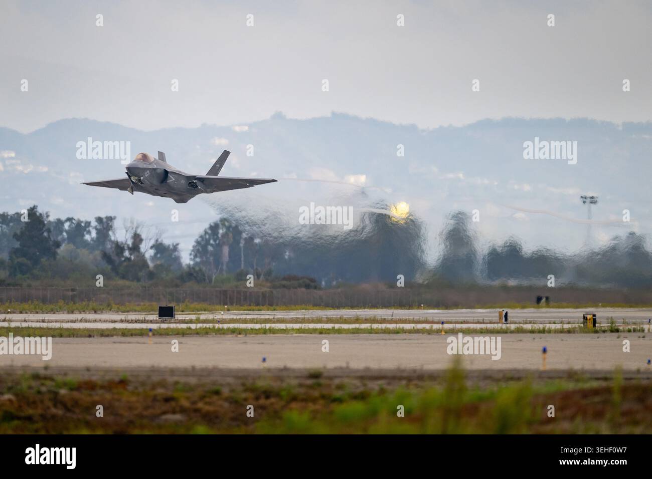 Die Wärme aus dem Motorabgas verzerrt den Hintergrund, während die Air Test and Evaluation Squadron (VX) Nine, Pilot des Edwards Detachment Lt. Andrew „CP“ Preul die Luft absaugt Stockfoto