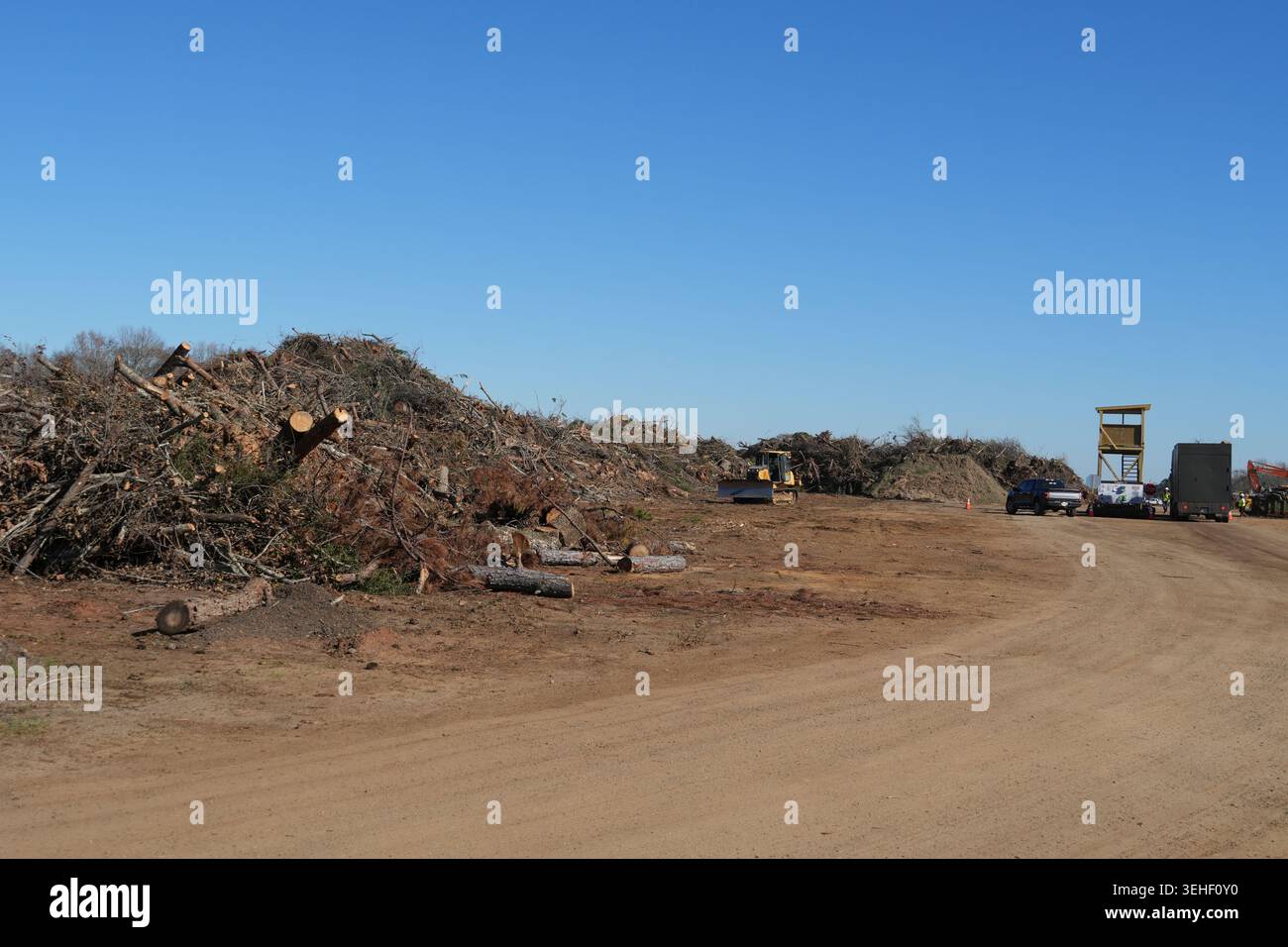 Die temporäre Depression Management Site des U.S. Army Corps of Engineers (USACE) im Laurens County, Georgia, zeigt die Trümmerstapel im linken Vorfeld Stockfoto