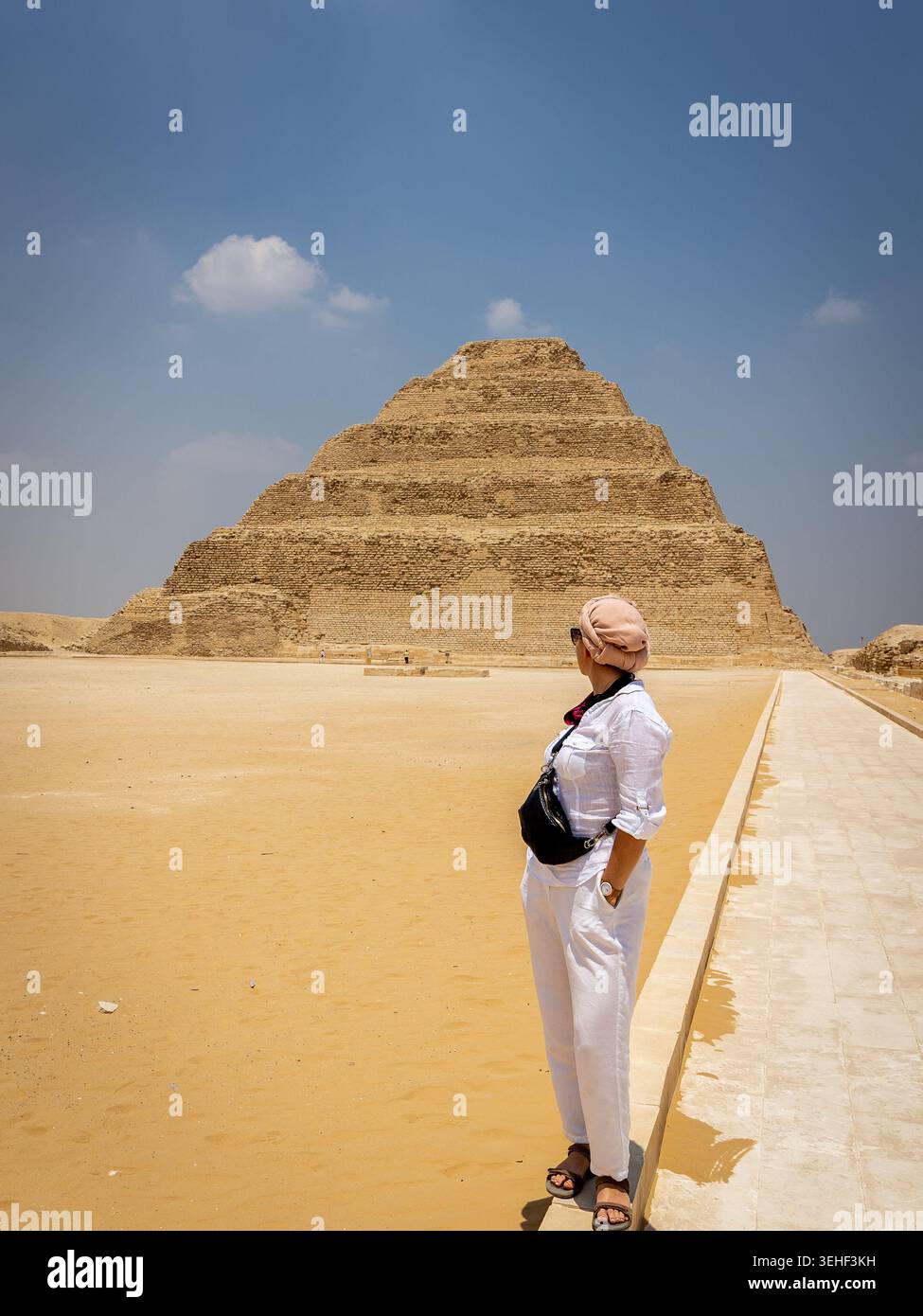 Die Pyramide von Djoser (Stufenpyramide von Djoser, Stufenpyramide von Horus Neterikhet) in Sakkara Nekropolis, Ägypten mit weiblichen Touristen davor. Stockfoto