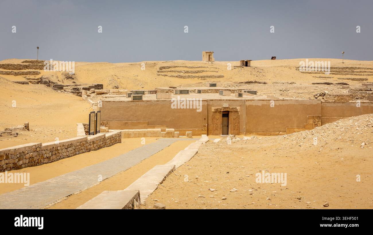 Sakkara, Ägypten, 25.07.21. Die Nekropole von Sakkara mit dem Eingang zum Grab von Mereruka (die Mastaba von Mereruka). Stockfoto