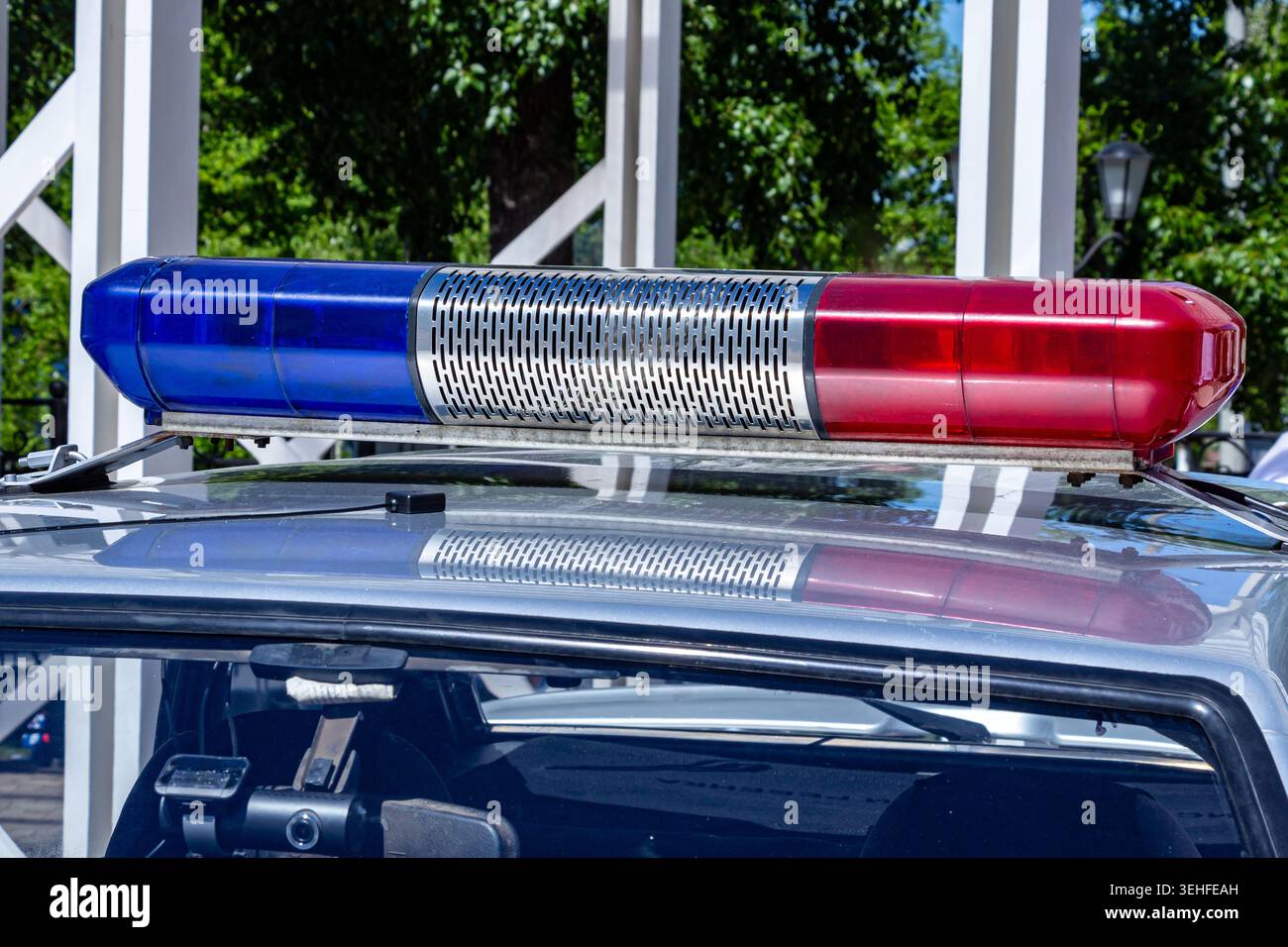 Nahaufnahme der mehrfarbigen Lichter auf dem Dach eines russischen Polizeiautos Stockfoto