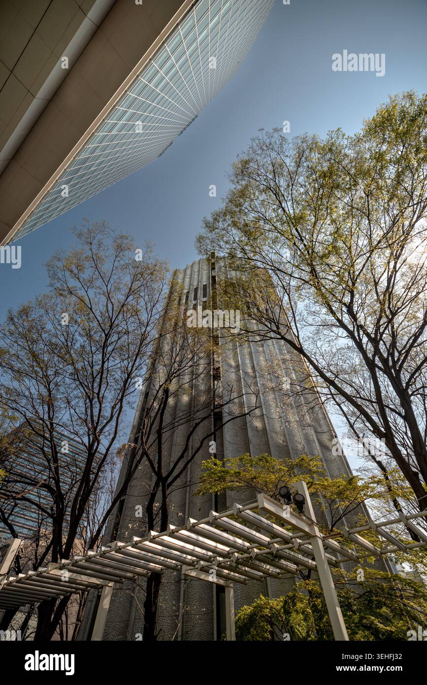 JP Tower (KITTE Marunouchi), Hauptsitz der Japan Post Holdings, erhebt sich über dem Marunouchi-Viertel in Tokio. Stockfoto