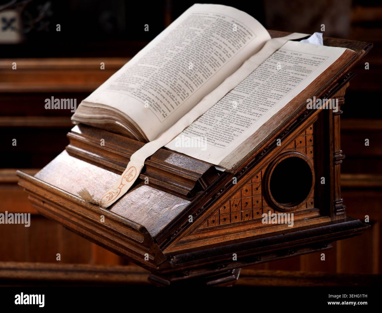 Antike heilige Bibel auf einem Rednerpult in einer Kirche, Claydon, Buckinghamshire, Großbritannien Stockfoto