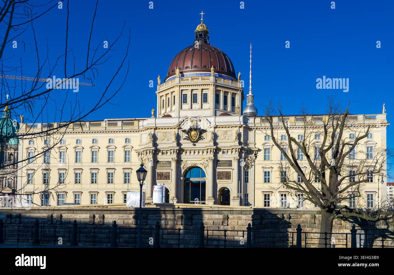 Blick auf das rekonstruierte Berliner Schloss (Humboldt Forum) mit Kuppel und dem Berliner Fernsehturm im Hintergrund, Deutschland. Stockfoto