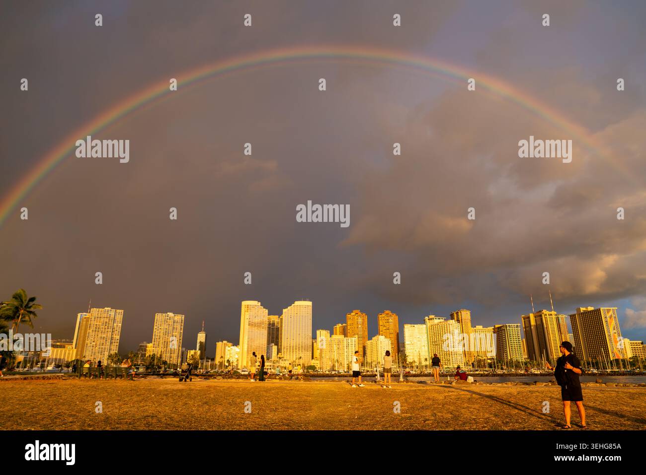 Regenbogen über Honolulu Hawai'i Stockfoto