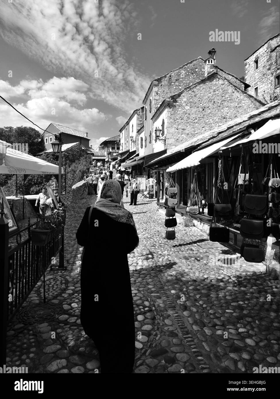 Frau, die auf einem Markt in der Altstadt von Mostar in Bosnien unterwegs ist Stockfoto