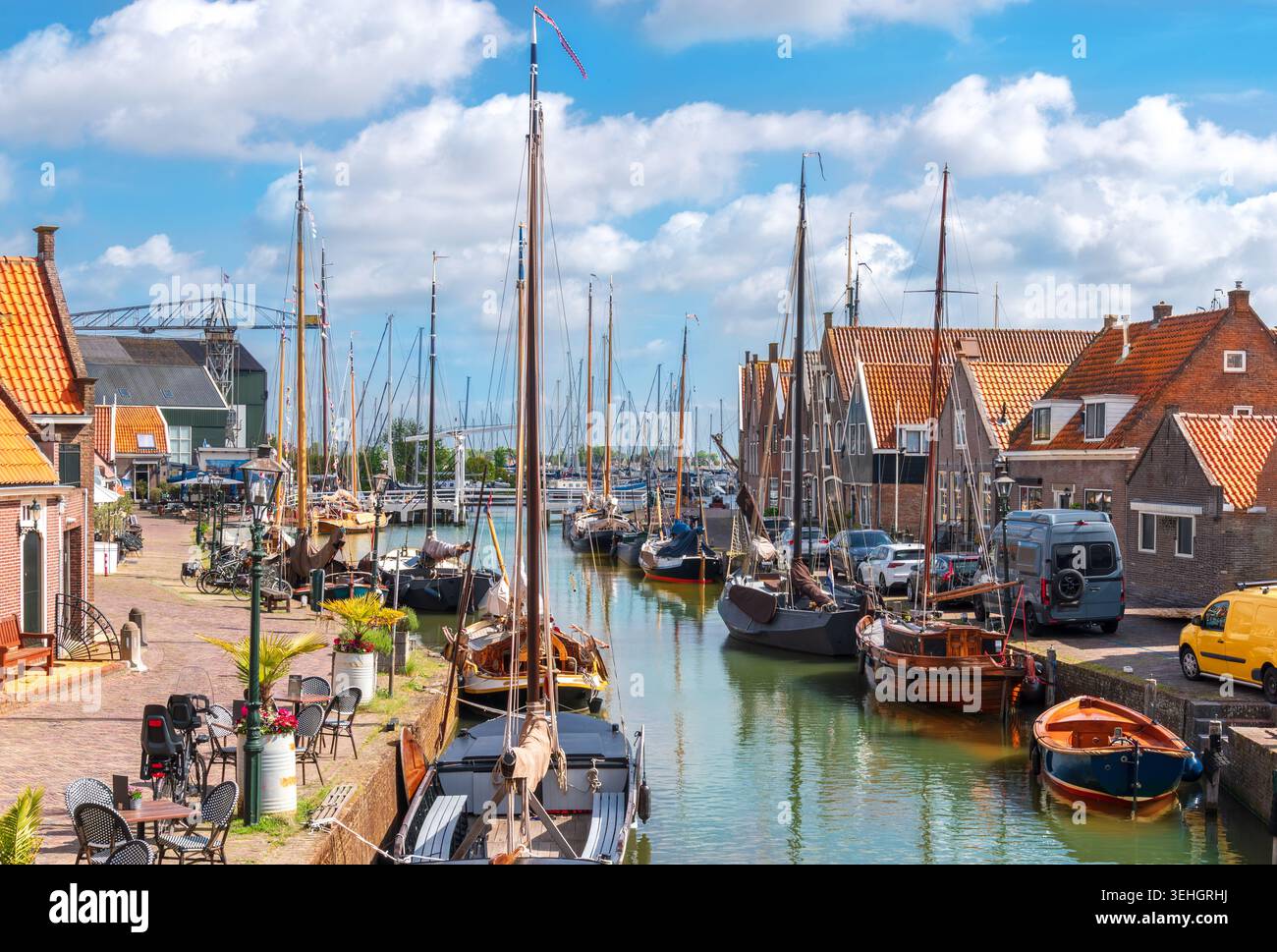 Bezaubernde Aussicht auf Monnickendam traditionelles niederländisches Dorf mit Kanälen, Segelbooten, historischen Häusern und einer ruhigen Atmosphäre Stockfoto