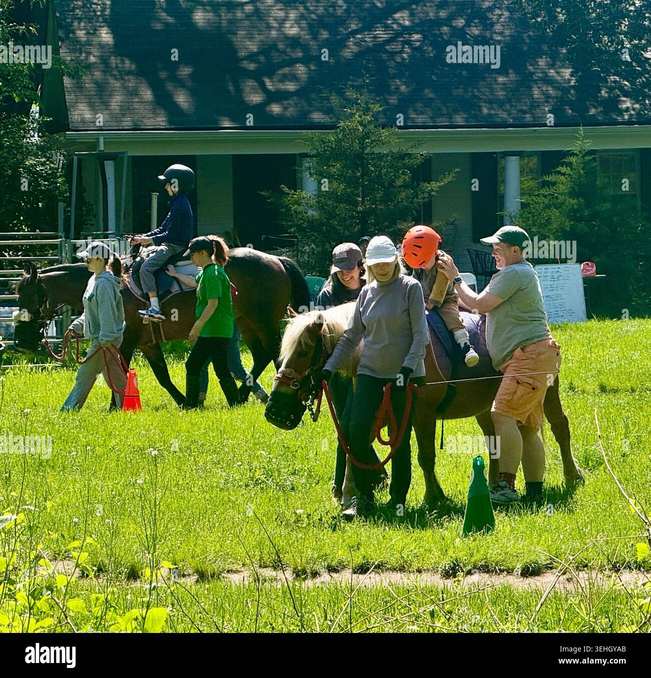 Behinderte Kinder erhalten Entwicklungs-Therapie, bekannt als Hippotherapie Reiten lernen. Prospect Park in Brooklyn, NY Stockfoto