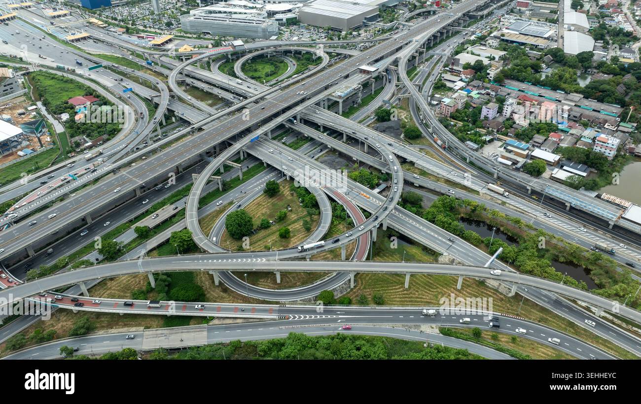Ein kompliziertes Netz von sich kreuzenden Hochstraßen und Straßen, das moderne städtische Infrastruktur und Bauwesen in samut prakan thail zeigt Stockfoto