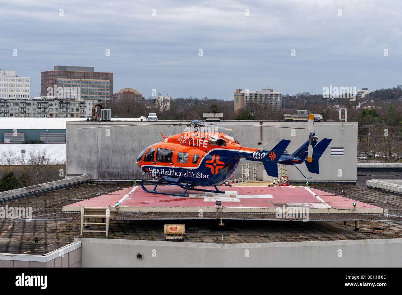 Ein medizinischer Transporthubschrauber auf der Dachlandeplattform im TriStar Centennial Medical Center in Nashville, Tennessee, USA. Stockfoto