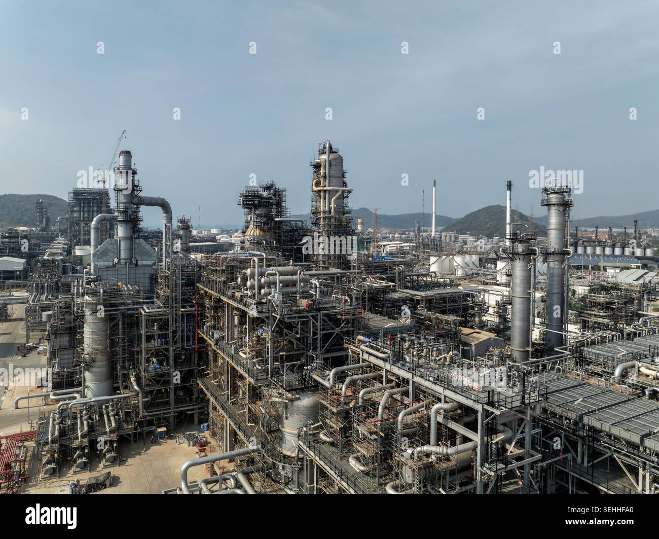 Industrielle Öl- und Gasaufbereitungsanlage mit ausgedehnten Rohrleitungsnetzen und Destillationstürmen in si racha chon buri thailand. Stockfoto