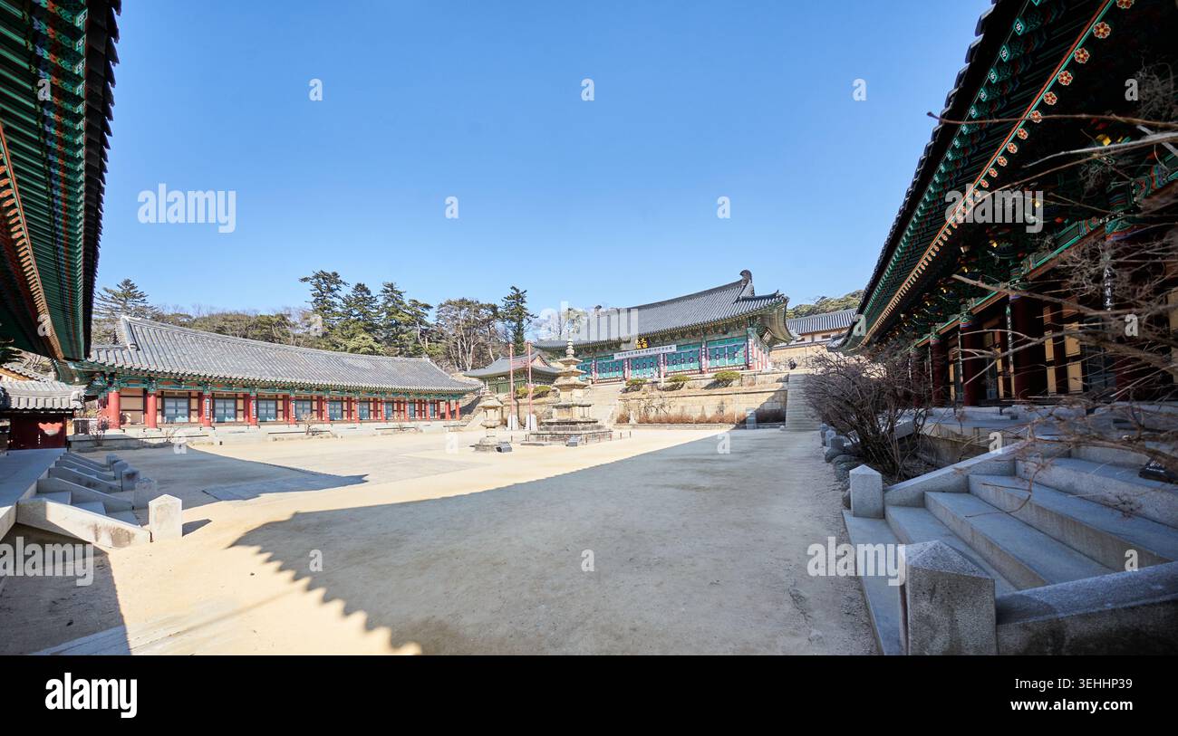 Entdecken Sie den Haeinsa Tempel in Hapcheon. Die Bilder zeigen das lebhafte Dancheong, goldene Buddhas und das historische Janggyeong Panjeon unter einem klaren blauen Himmel. Stockfoto
