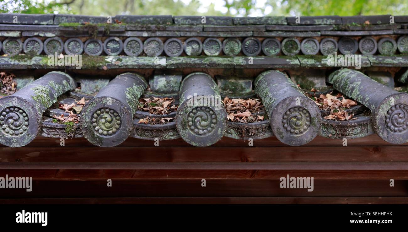 Detail mit dekorativen Dachziegeln mit tomoe-Spiralmuster auf japanischem Tempel, Kyoto, Japan Stockfoto