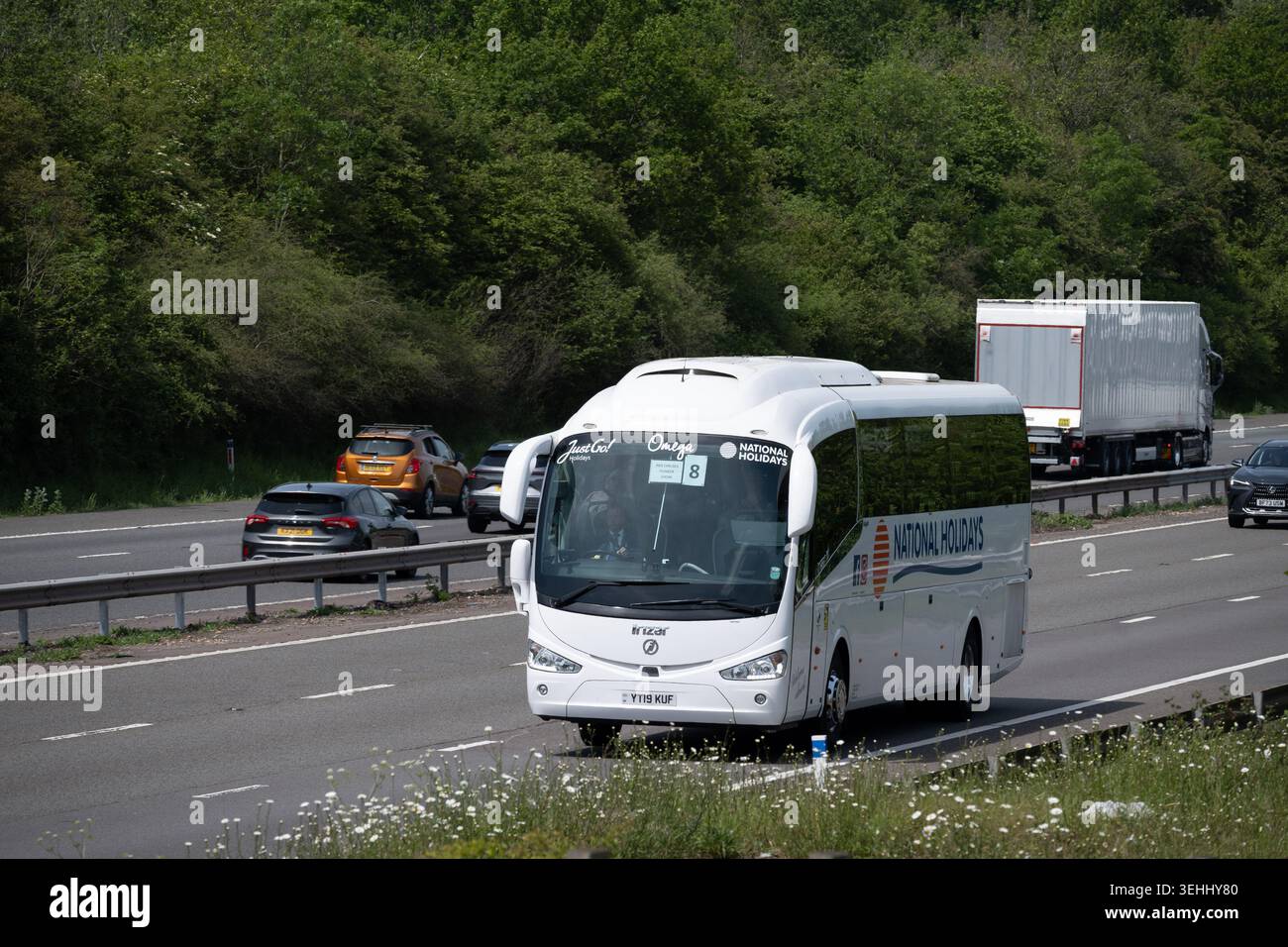 National Holidays Bus auf der Autobahn M40, Warwickshire, Großbritannien Stockfoto