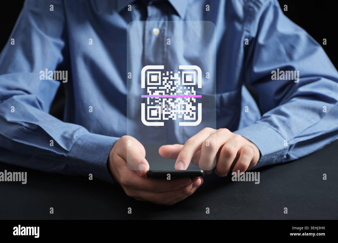 Person, die ein Smartphone hält und einen leuchtenden virtuellen QR-Code für digitale Zahlungen, Informationen oder den Zugriff auf mobile Technologien scannt Stockfoto