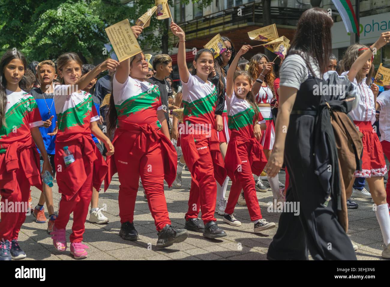 Burgas, Bulgarien - 24. Mai 2026: Kinder halten Cyril und Methodius Zeichen während der Parade zum Erziehungstag fest Stockfoto