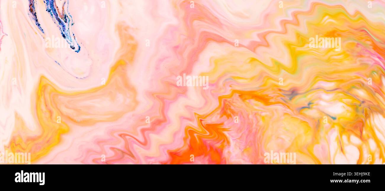 Abstrakter Hintergrund aus pastellrosafarbenem Gelb und orangenem fließenden Marmor mit wirbelnden Wellenmustern Stockfoto