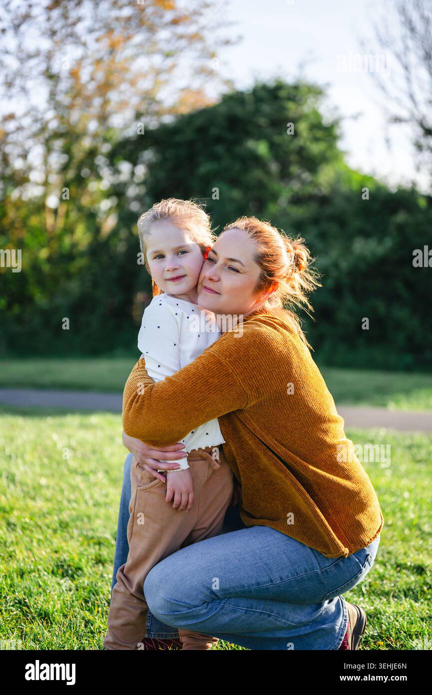 Mutter und Tochter Blick in Ferne Stockfoto