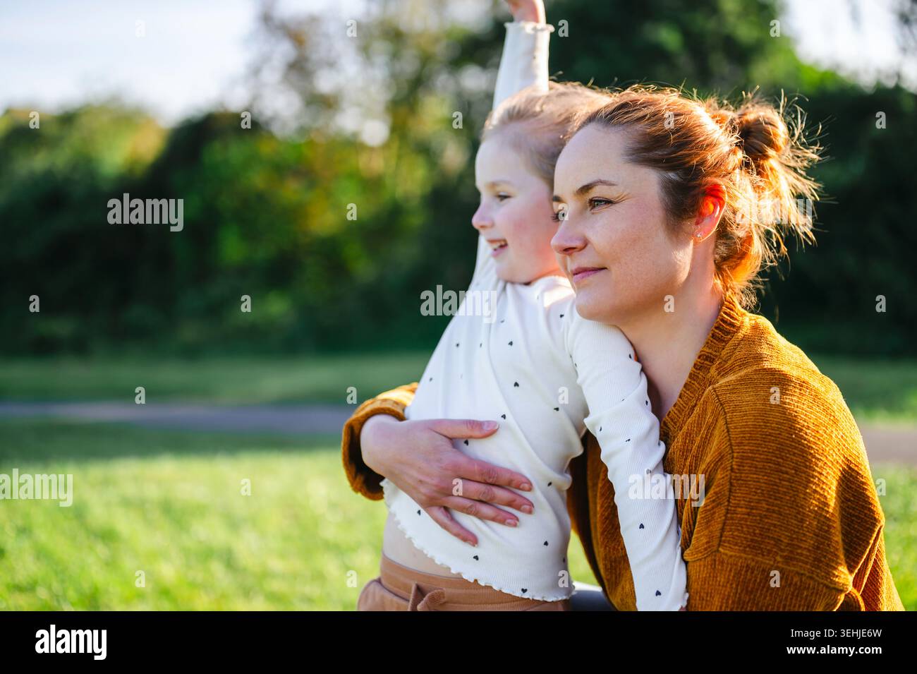 Mutter und Tochter schauen in die Ferne, Kopierraum Stockfoto