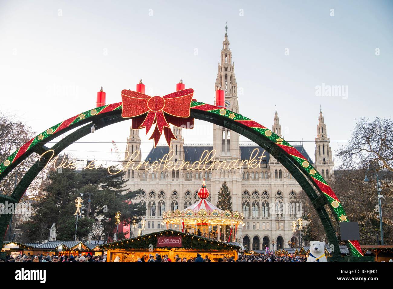 Wien, Österreich, 26. Dezember 2025, Eingangsbogen zum Wiener Christkindlmarkt mit Rathaus im Hintergrund Stockfoto