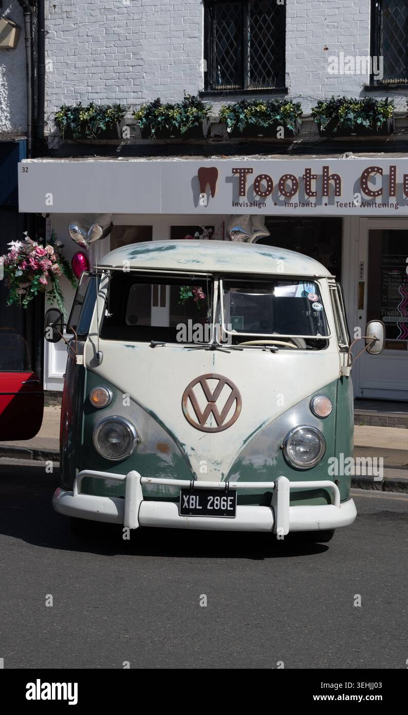 Eine VW Caravanette mit geteiltem Bildschirm auf dem Stratford-upon-Avon Festival of Motoring, Warwickshire, Großbritannien Stockfoto