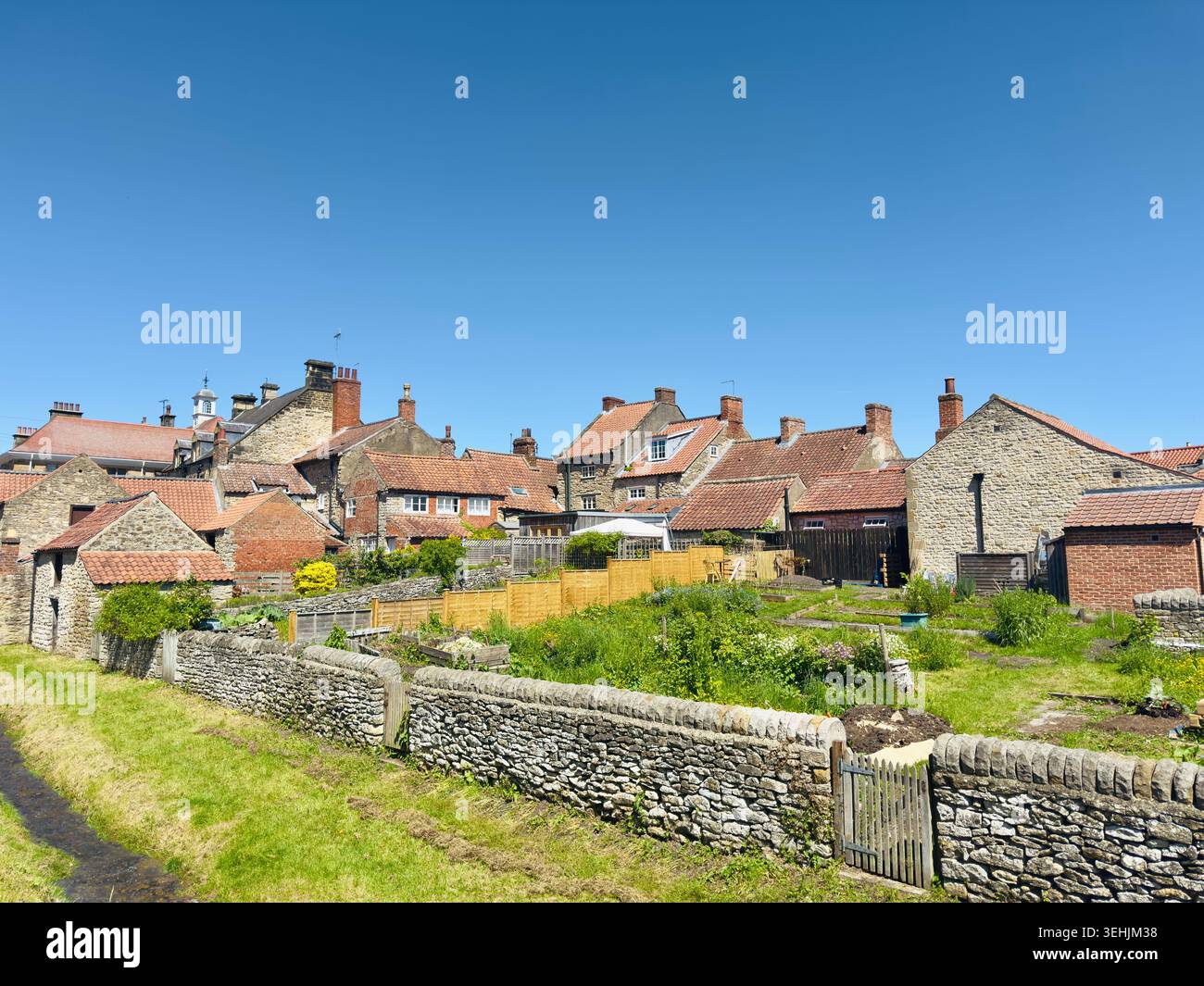 Helmsley ist eine Dorfszene in North Yorkshire mit traditionellen Steinhäusern mit roten Ziegeldächern, Trockenmauern und Kleingärten. Stockfoto