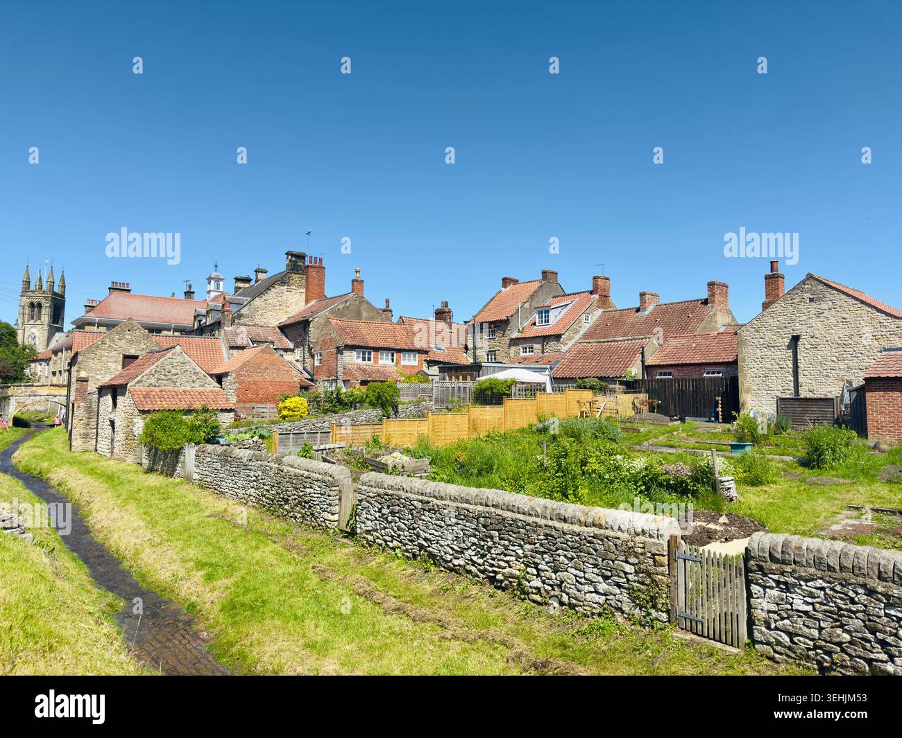 Traditionelle Steinhütten, Trockenmauern und Kleingärten in der historischen Marktstadt Helmsley, North Yorkshire, England, Großbritannien. Stockfoto
