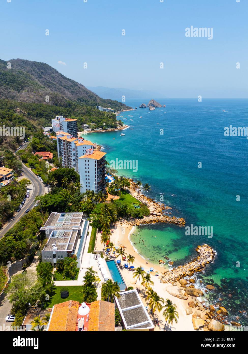 Blick aus der Vogelperspektive auf Playa Esmeralda mit Luxusresorts, Sandstränden und türkisfarbenem Wasser entlang der üppigen Küste von Puerto Vallarta, Jalisco und Mex Stockfoto