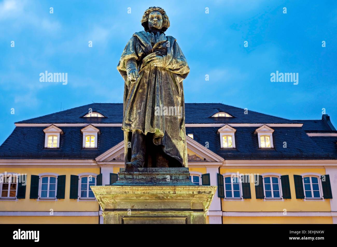 Beethoven-Denkmal vor der Hauptpost am Münsterplatz, Bonn, Nordrhein-Westfalen, Deutschland, Europa Stockfoto