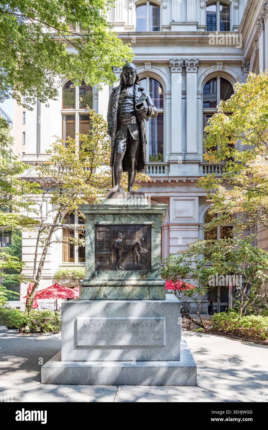 Boston, USA - 12. September 2017: Weitwinkelblick auf die Benjamin Franklin-Statue von Richard Saltonstall Greenough, außerhalb des Old City Hall in Histo Stockfoto