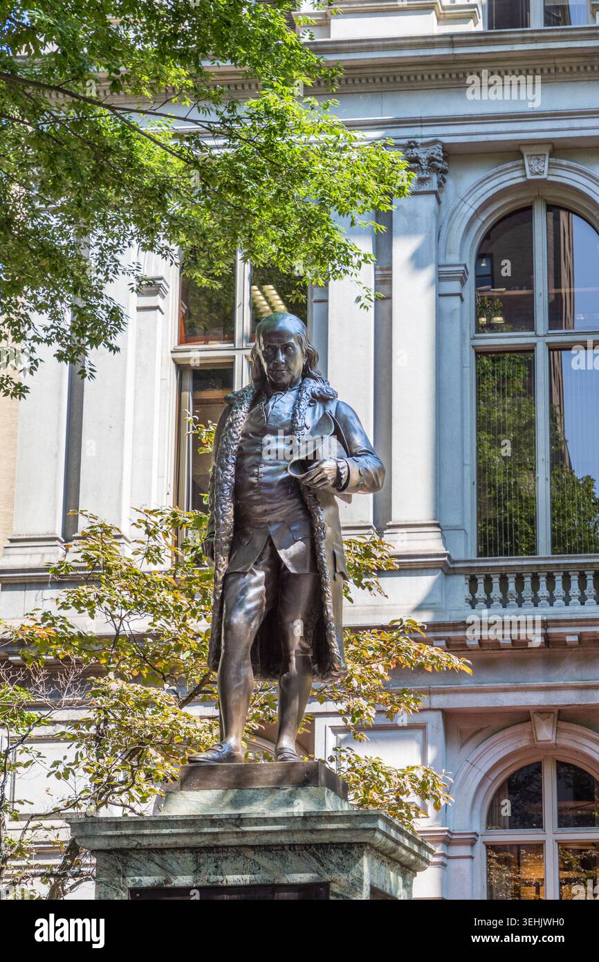 Boston, USA - 12. September 2017: Weitwinkelblick auf die Benjamin Franklin-Statue von Richard Saltonstall Greenough, außerhalb des Old City Hall in Histo Stockfoto