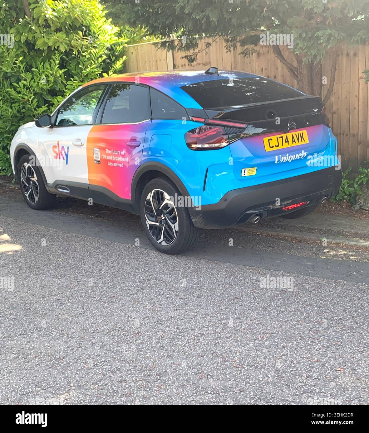 Ein Elektrofahrzeug der Marke Sky parkte auf einer ruhigen Wohnstraße in Northampton Northamptonshire England - Smartphone-aufgenommenes Stockfoto